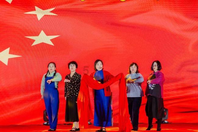 紧身短裤+半高领T恤，秀出好身材，你被惊艳到了吗？
